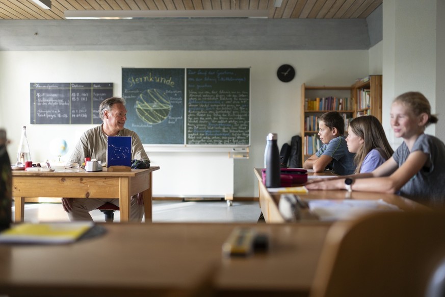 Die Kinder der 7. Klasse nehmen am Unterricht ueber Astronomie/Sternstunde teil, fotografiert im Rudolf Steiner Schule Sankt Gallen, am Dienstag, 12. September 2023 in St. Gallen. (KEYSTONE/Gaetan Bal ...