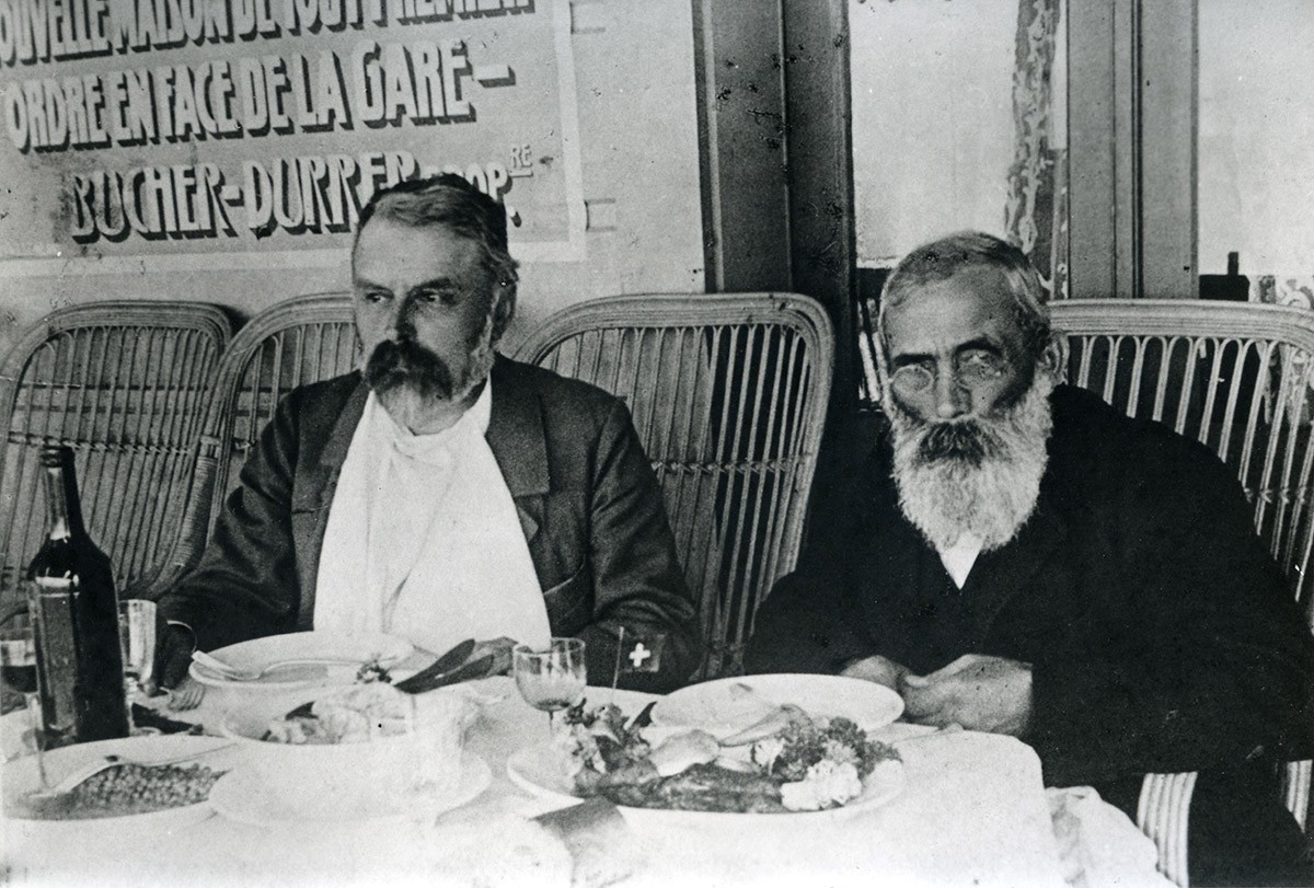 Franz Josef Durrer (links) und Franz Bucher bei einem Mittagessen auf dem Stanserhorn. Als das Foto 1904 entstand, arbeiteten die beiden Männer bereits fast zehn Jahre nicht mehr zusammen.
https://que ...