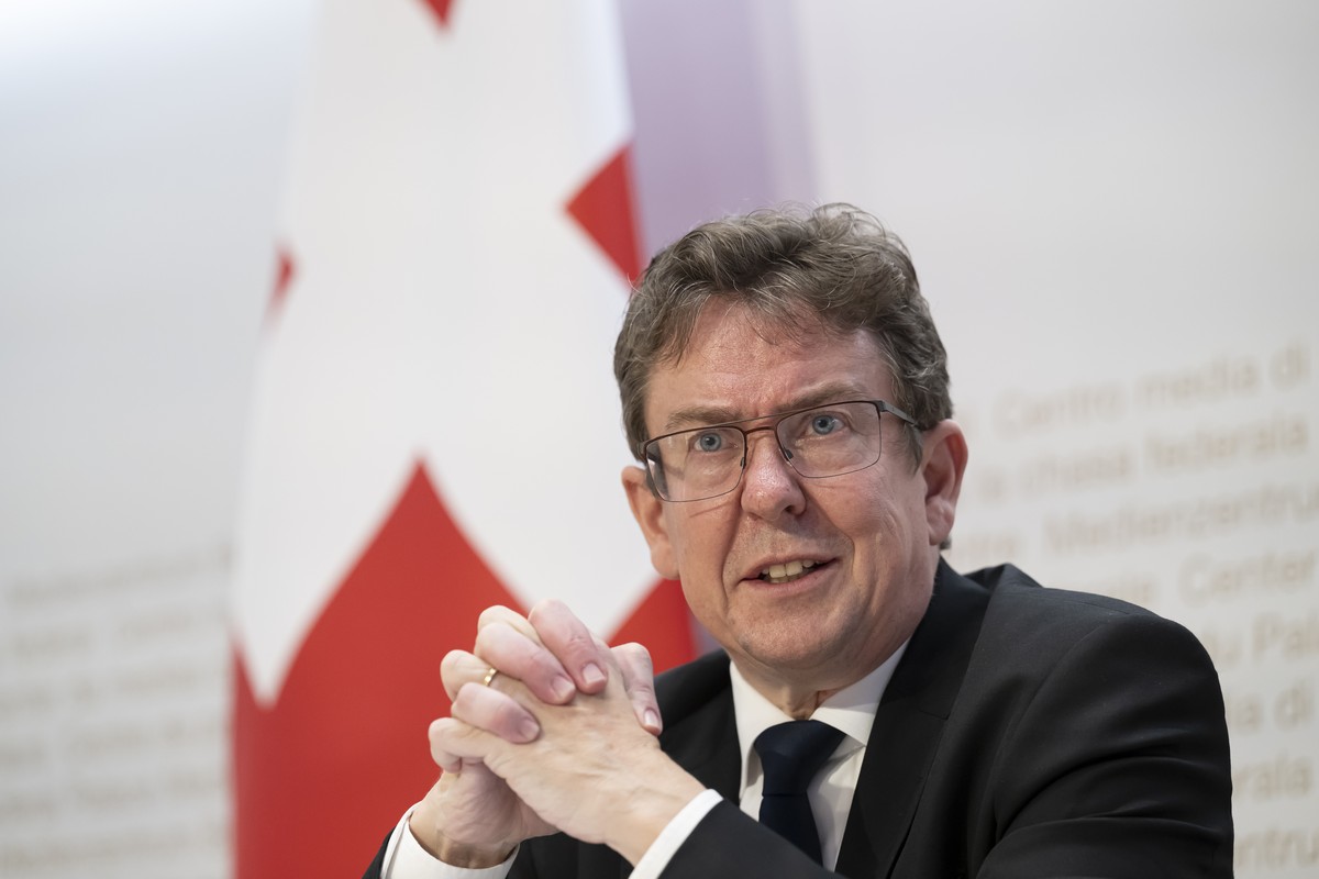 Bundesrat Albert Roesti, spricht an einer Medienkonferenz ueber die Eidgenoessische Volksinitiative "200 Franken sind genug! (SRG-Initiative)" und die Teilrevision der Radio- und Fernsehvero ...