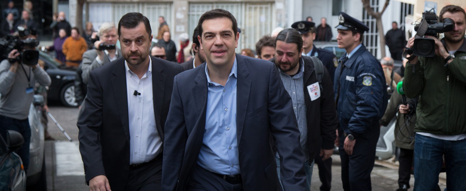 Tsipras lief heute selbstbewusst ins Wahllokal.