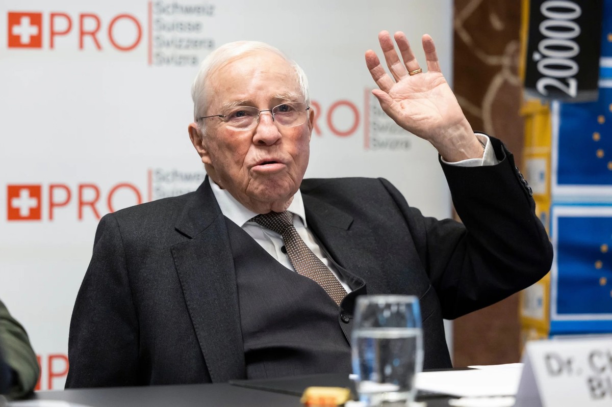 L'ancien conseiller fédéral Christoph Blocher s'exprime lors d'une conférence de presse organisée par Pro Suisse au sujet du paquet d'accords avec l'UE.