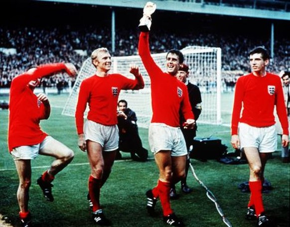 Von Bildern wie diesen träumt England: Nobby Stiles, Bobby Moore, Geoff Hurst und Martin Peters mit dem WM-Pokal 1966.