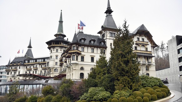 Das Hotel Dolder Grand in Zuerich am Dienstag, 7. Maerz 2017. Am Dienstagmorgen sind gegen 20 zum Teil bewaffnete Fahnder der Eidgenoessischen Zollverwaltung mit Lastwagen und Zivilfahrzeugen vor dem  ...