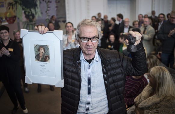 epa09504652 (FILE) Swedish artist Lars Vilks is awarded with the Danish Freedom of the Press award in Copenhagen, Denmark, 14 March 2015 (reissued 03 october 2021). Swedish artist Lars Vilks and two p ...