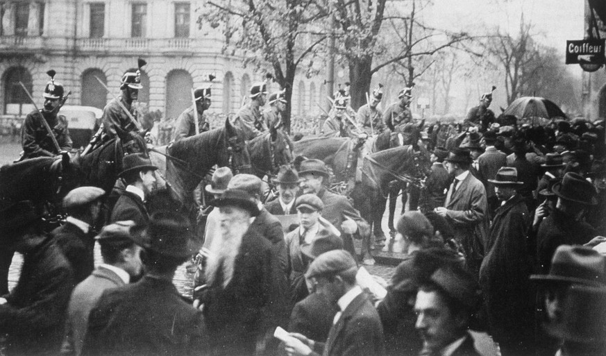 Zuercher Paradeplatz, November 1918. Militaereinsatz gegen den Generalstreik. Als fuer den 7. November 1918 zum Jahrestag der Oktoberrevolution eine grosse Kundgebung in Zuerich angekuendigt wurde, ve ...