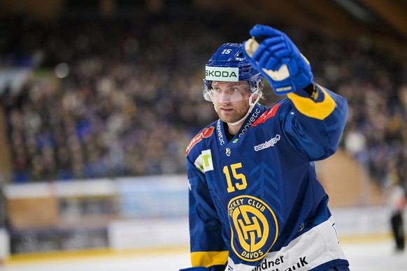 Simon Ryfors (HCD) im Penaltyschiessen im Eishockey Spiel der National League zwischen dem HC Davos, HCD, und den Rapperswil-Jona Lakers, SCRJ, am Freitag, 28. November 2025, in der zondacrypto-Arena  ...