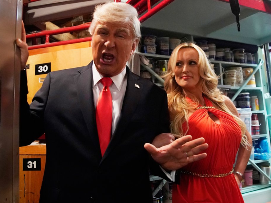 Alec Baldwin und Stormy Daniels in der «Saturday Night Live».&nbsp;