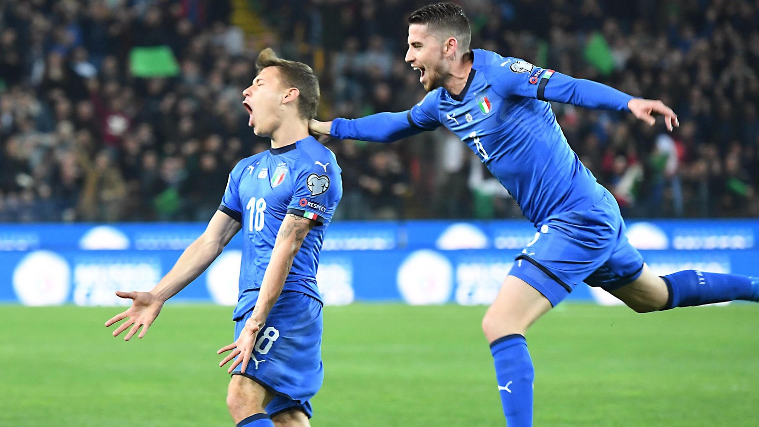 epa07459198 Italy&#039;s Nicolo Barella (L) celebrates with his teammate Jorginho (R) after scoring the opening goal during the UEFA EURO 2020 Group J qualifying soccer match between Italy and Finland ...