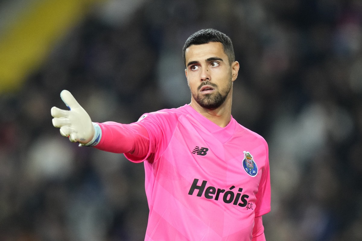 epa11000149 Porto's goalkeeper Diogo Costa gestures during the UEFA Champions League group H soccer match between FC Barcelona and FC Porto, in Barcelona, Spain, 28 November 2023. EPA/SIU WU