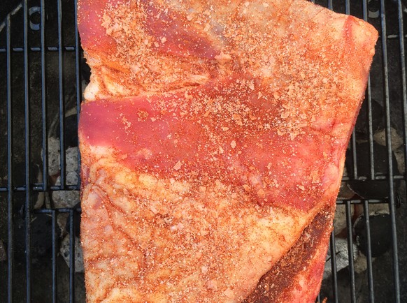 Abdeckung nach oben, Knochen auf den Rost: Federstück auf dem Grill.&nbsp;