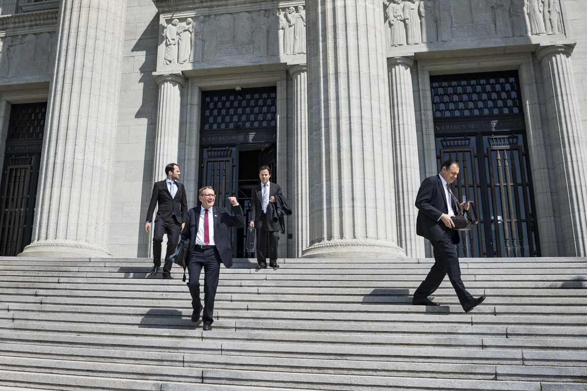 Pirmin Bischof, gauche, Conseiller aux Etats soleurois pour le Parti democrate-chretien suisse, (PDC), et Claude Begle, droite, Conseiller national vaudois, (PDC), sortent devant le Tribunal federal a ...