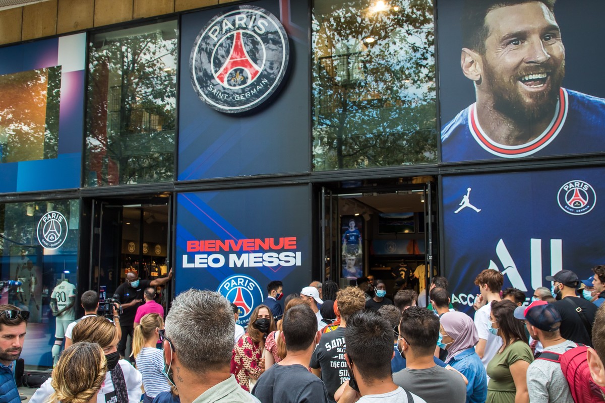 epa09409835 Fans queue to buy the new 'Messi 30' jersey at the official Paris Saint-Germain (PSG) store on the Champs Elysee avenue in Paris, France, 11 August 2021. Argentinian striker Lion ...