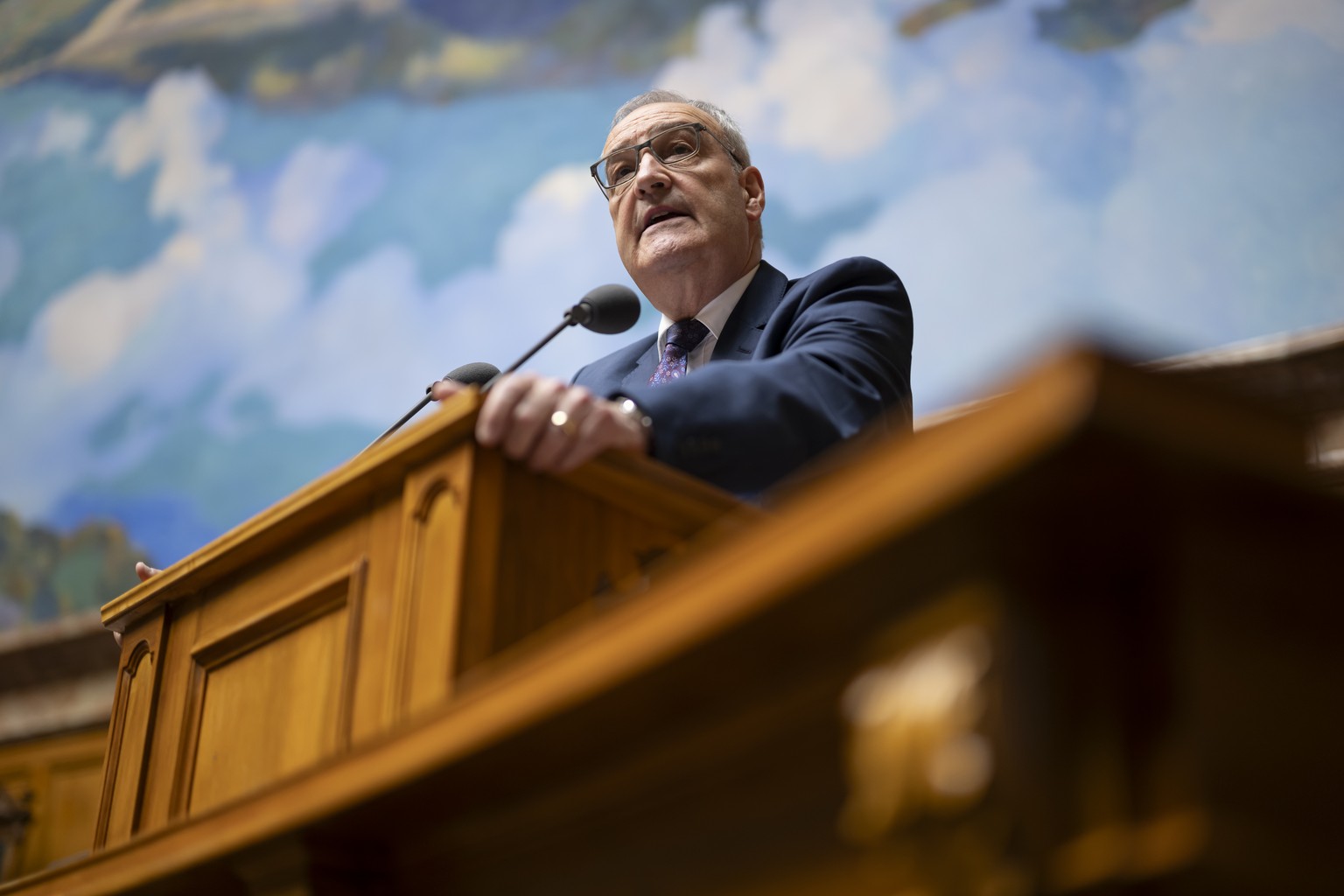 Bundesrat Guy Parmelin spricht waehrend der Sommersession der Eidgenoessischen Raete, am Donnerstag, 30. Mai 2024 im Nationalrat in Bern. (KEYSTONE/Anthony Anex)
