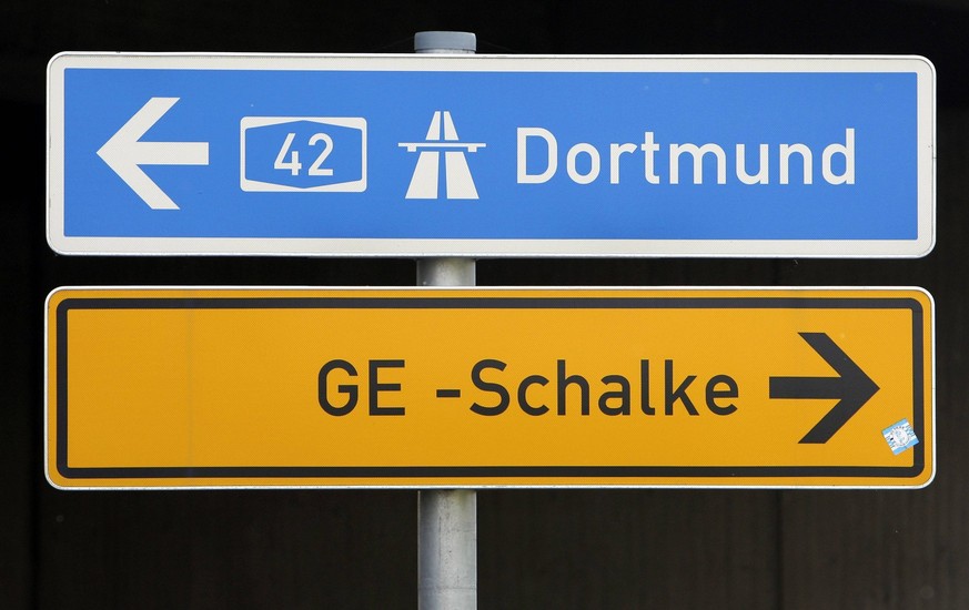 Wegweiser Richtung Gelsenkirchen Schalke und zur A42 Richtung Dortmund: Doch bei der Farbwahl der Schilder hat das Stra�enverkehrsamt nicht an die Vereinsfarben der Ruhrpottrivalen gedacht