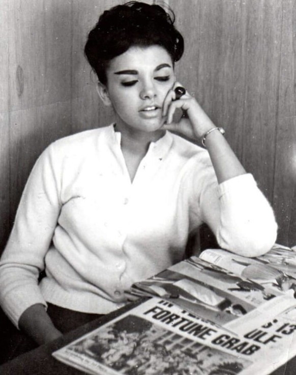 &quot;My grandma in the 60s looking like a model&quot;

https://www.reddit.com/r/OldSchoolCool/comments/9ieglc/my_grandma_in_the_60s_looking_like_a_model/