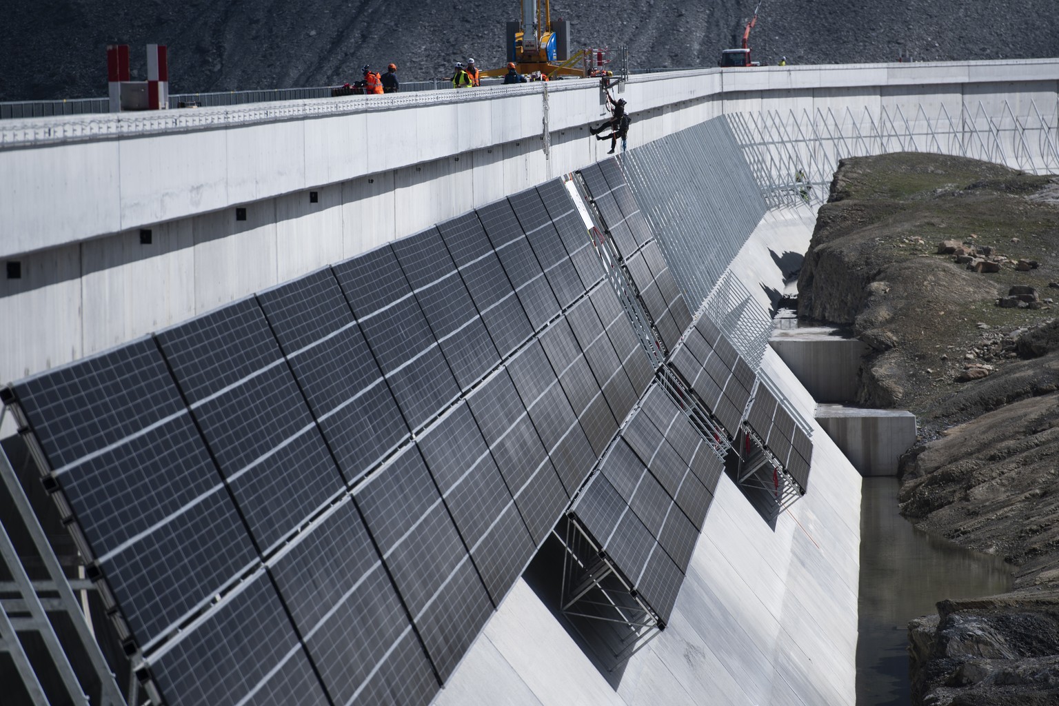 Installation einer Solaranlage an der Muttsee-Staumauer in Lintthal (GL). Alpine Projekte sollen erheblich vereinfacht werden.