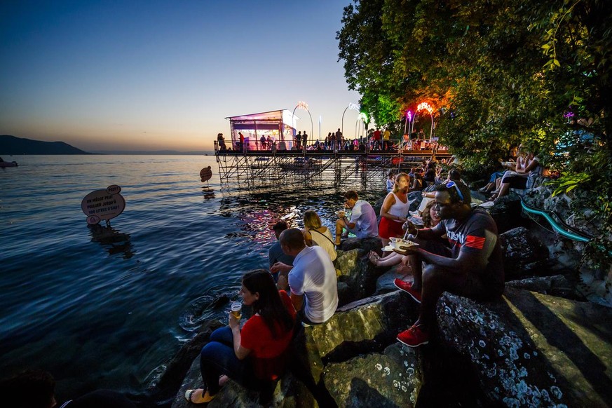 Festival goers enjoy the evening by Lake Geneva during the 51st Montreux Jazz Festival, in Montreux, Switzerland, Friday July 7 2017. KEYSTONE/Valentin Flauraud)