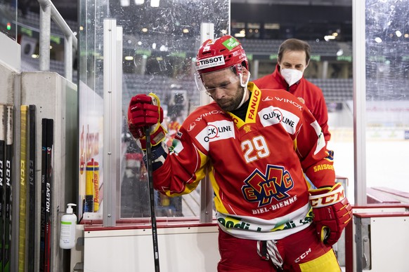 Biels Beat Forster geht in der ersten Drittelspause in die Kabine, im ersten Spiel der Eishockey Pre-Playoff Serie der National League zwischen dem EHC Biel und SC Rapperswil-Jona Lakers, am Mittwoch, ...