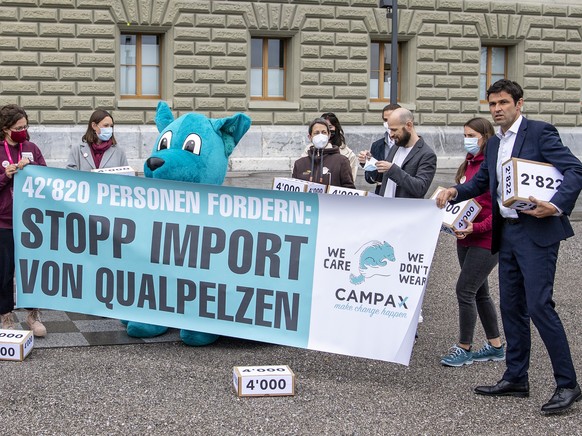 Nationalrat Matthias Aebischer, SP-BE rechts, sowie Personen verschiedener Tierschutzorganisationen mit ihrem Maskottchen Colby reichen eine Petition fuer ein Importverbot f