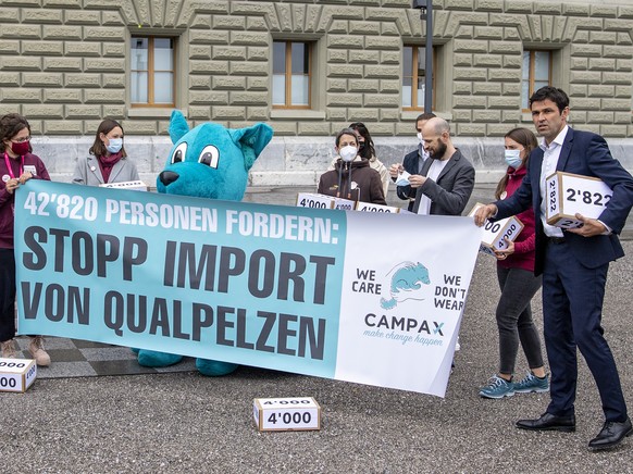 Nationalrat Matthias Aebischer, SP-BE rechts, sowie Personen verschiedener Tierschutzorganisationen mit ihrem Maskottchen Colby reichen eine Petition fuer ein Importverbot f