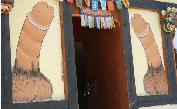 Penisse am Hauseingang.