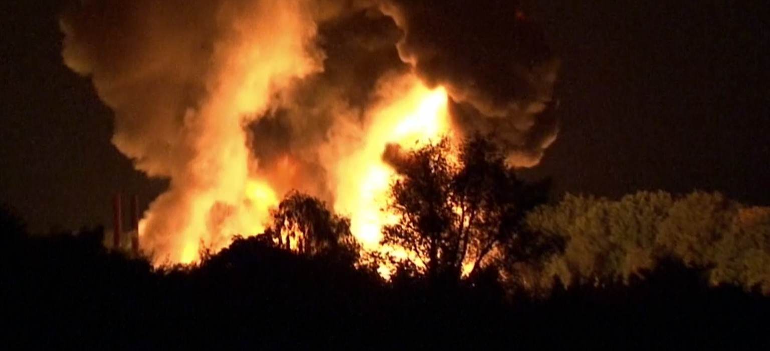 Eine Explosion in einer Farb- und Lackfabrik im niedersächsischen Ritterhude hat am Dienstagabend einen Grossbrand verursacht.