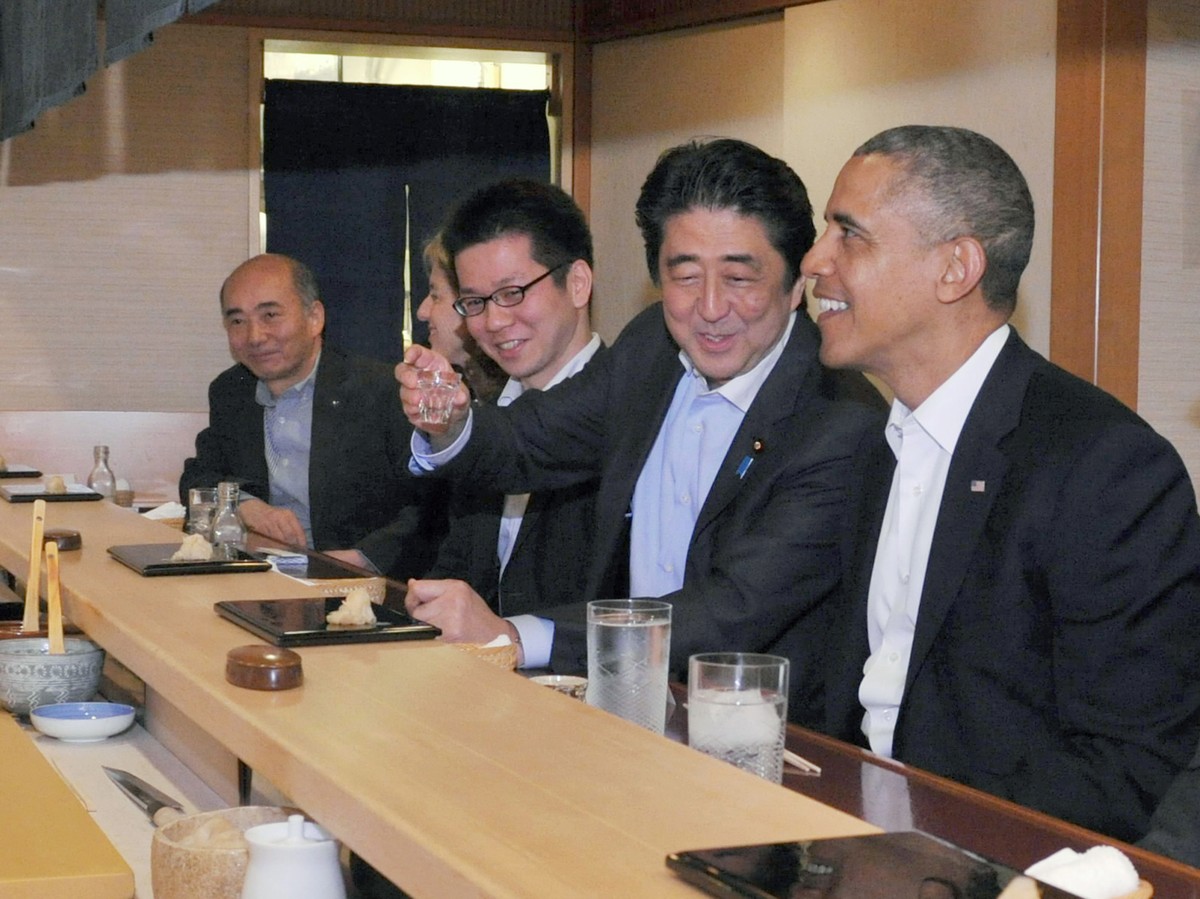 In this photo taken Wednesday, April 23, 2014 and released by Japan's Cabinet Public Relations Office, Japanese Prime Minister Shinzo Abe, second right, shares a laugh with U.S. President Barack  ...