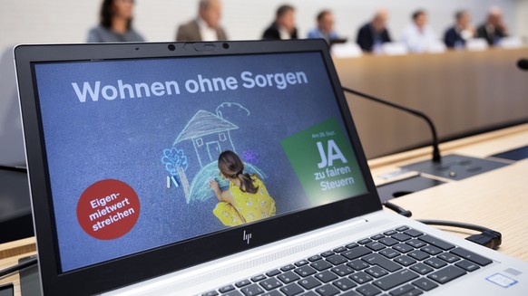 Der Slogan "Wohnen ohne Sorgen" wird auf einem Bildschirm eingeblendet, waehrend einer Medienkonferenz des ueberparteilichen Ja-Komitees zur Abstimmung ueber die Abschaffung des Eigenmietwer ...
