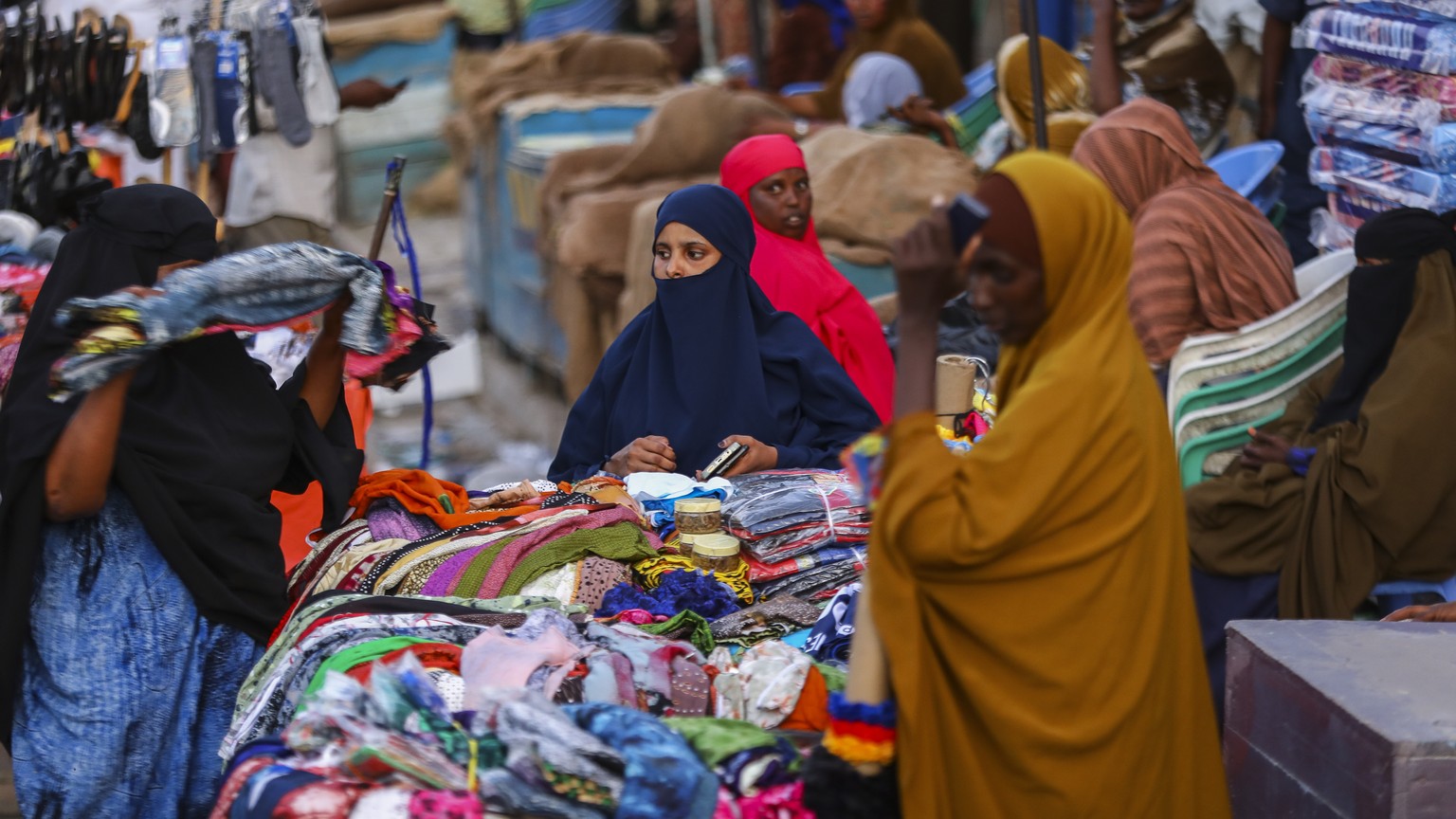 epa11005237 A photo taken during a media tour organized by the state of Puntland shows women at a market in Garowe, Puntland, Somalia, 25 November 2023 (issued 01 December 2023). Until recently, only  ...