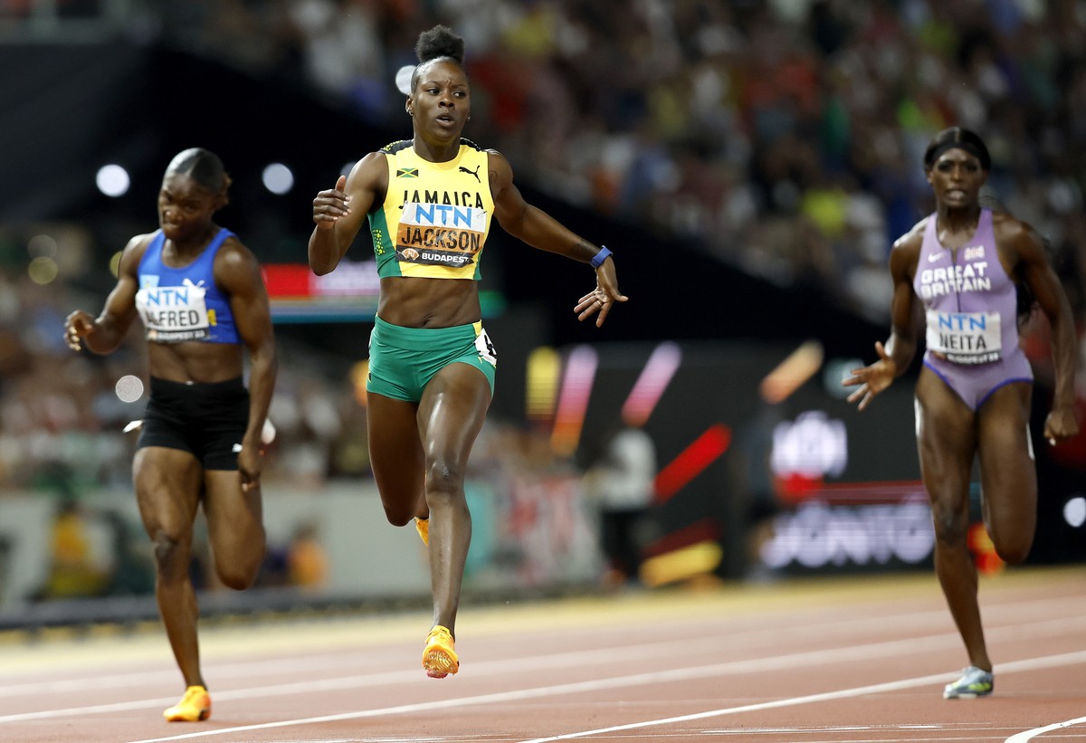 epa10820388 Shericka Jackson of Jamaica wins the Women's 200m final at the World Athletics Championships Budapest, Hungary, 25 August 2023. EPA/ROBERT GHEMENT