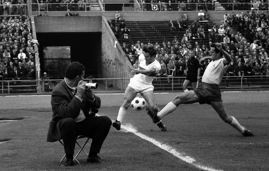 Bildnummer: 09501833 Datum: 17.09.1966 Copyright: imago/Pressefoto Baumann
VfB Stuttgart - Eintracht Braunschweig 1:2 - Gilbert Gress (Stuttgart, Mitte); 005A Fussball Herren 1. BL GER sw vneg xmk 196 ...