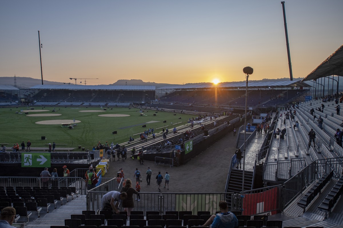 Die Schwingerarena bei Sonnenaufgang vor dem 5. Gang am Eidgenoessischen Schwing- und Aelplerfest (ESAF) in Zug, am Sonntag, 25. August 2019. (KEYSTONE/Urs Flueeler)