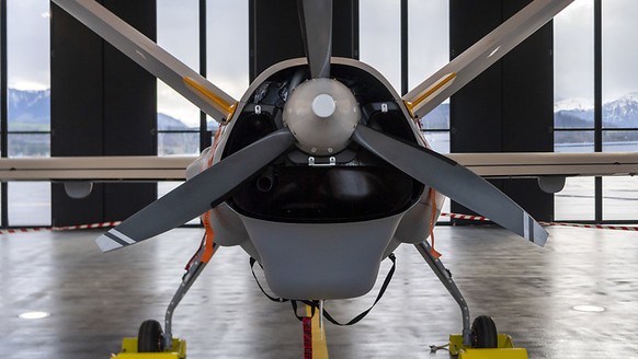 Nein, das ist kein Doppeldecker, sondern die neue Aufklärungsdrohne der Schweizer Armee
&quot;Was hat drei Propeller und 17 Meter Flügelspannweite?&quot;
Ist das ein Ratespiel? Ich finde nur ein Prop ...