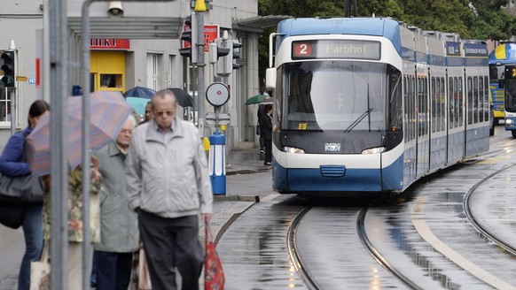 Ein Tram der Zuercher Linie 2 faehrt in die Haltestelle Lindenplatz ein, aufgenommen am Montag, 30. Juni 2014, in Zuerich. Zur Zeit wird ueber die Verlegung der Tramlinie 2 ueber den Bahnhof Altstette ...