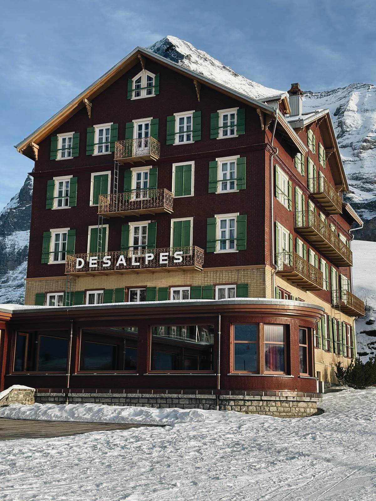 L'hôtel est isolé sur la montagne.