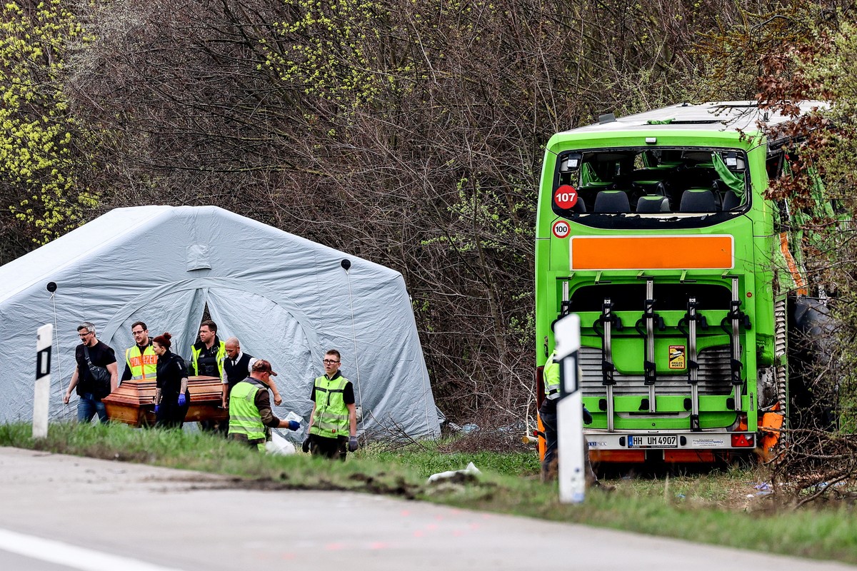 epaselect epa11247025 The body of a victim is removed from the scene of a bus accident on the A9 highway in Schkeuditz, near Leipzig, Germany, 27 March 2024. At least five people died and several othe ...