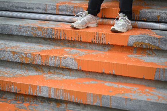 Farbe fliesst die Treppe hinunter, nachdem eine Sympathisantin Farbe geworfen hat auf das Staatssekretariat fuer Bildung, Forschung und Innovation am Freitag, 1. Juli 2022, in Bern. Zwei Tage nachdem  ...