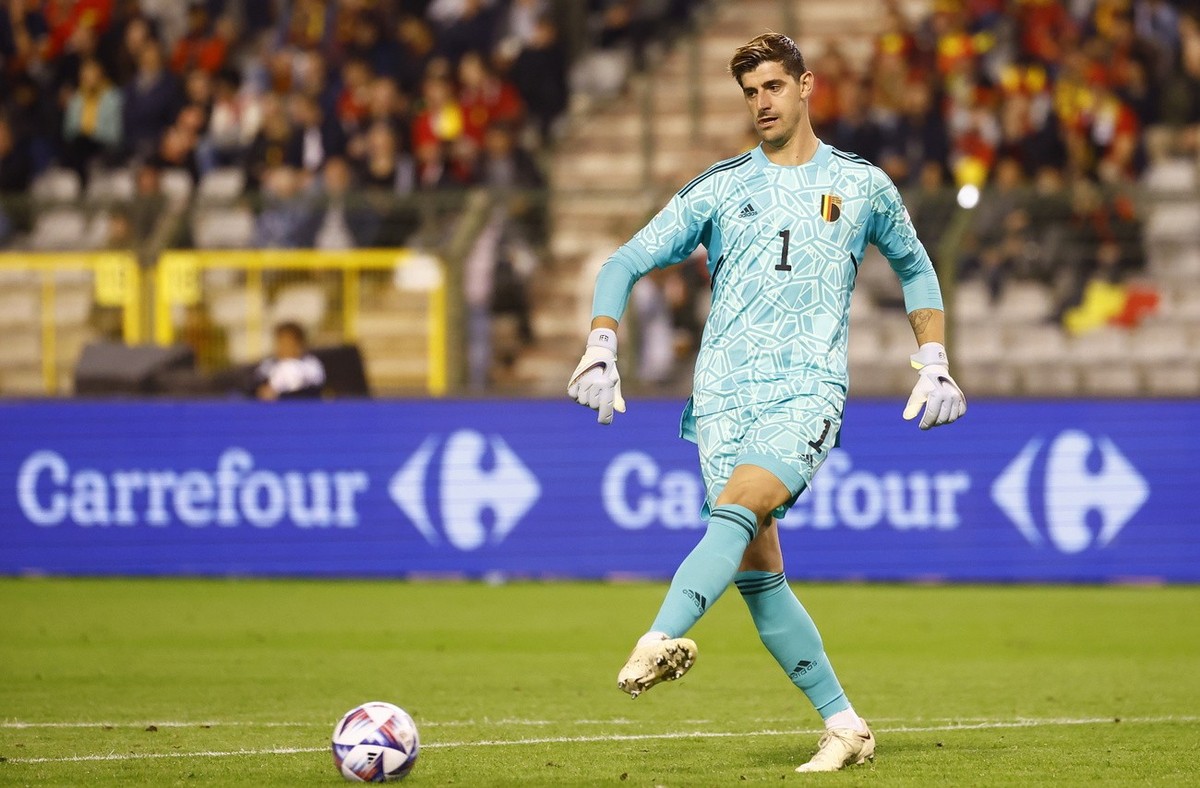 epa10200032 Belgium's goalkeeper Thibaut Courtois in action during the UEFA Nations League soccer match between Belgium and Wales in Brussels, Belgium, 22 September 2022. EPA/STEPHANIE LECOCQ