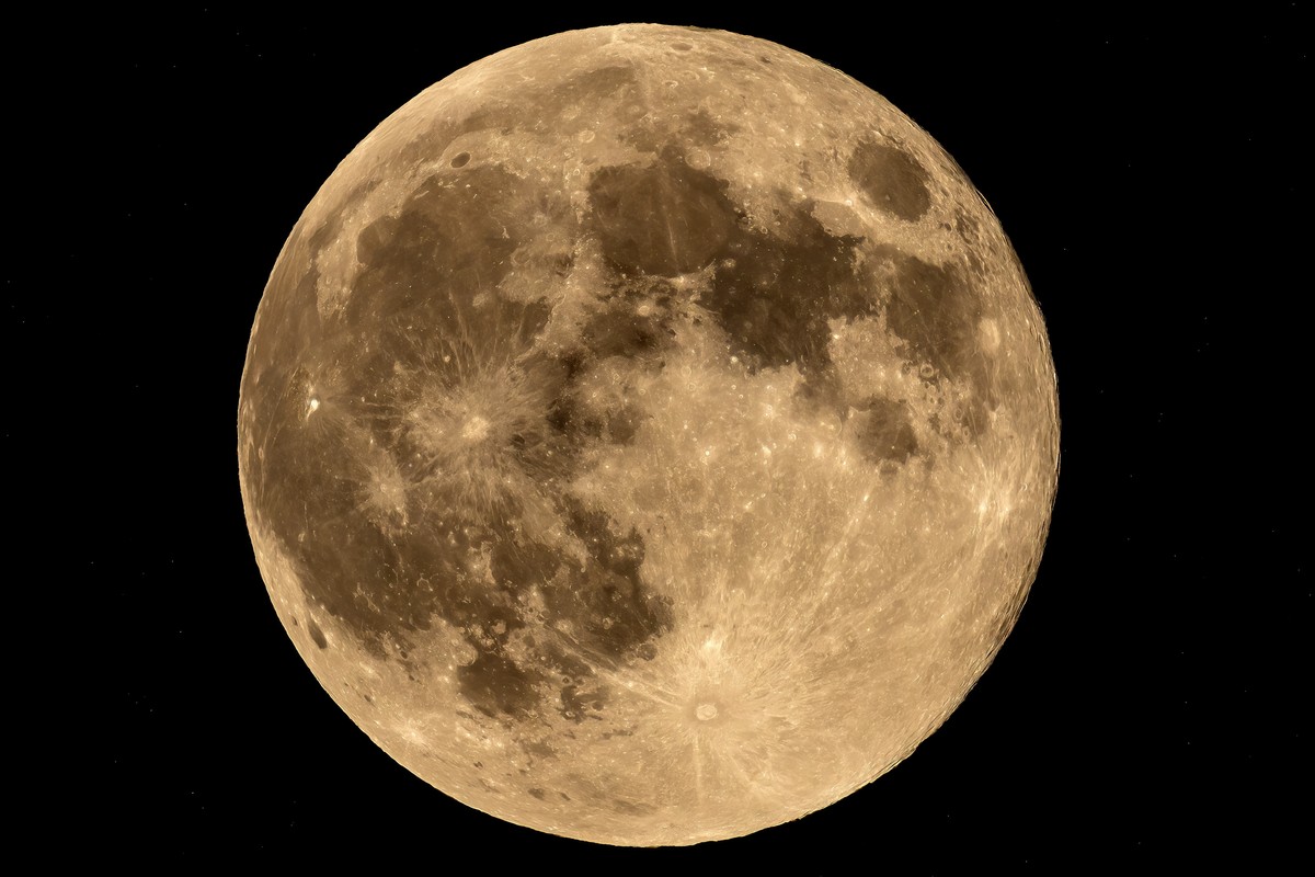 epaselect epa11665279 A full moon, also known as supermoon, rises over Krakow, southern Poland, 17 October 2024. EPA/LUKASZ GAGULSKI POLAND OUT