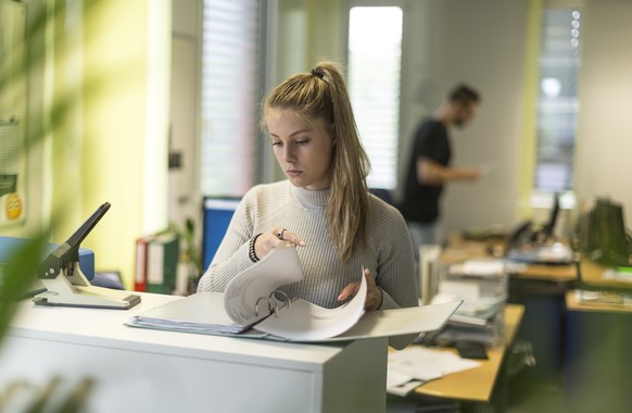 ZUR MITTEILUNG, DASS DER BUNDESRAT EINEN NEUEN GESETZESENTWURF ZUR FOERDERUNG DER LOHNGLEICHHEIT LANCIEREN WILL, STELLEN WIR IHNEN AM MITTWOCH, 26. OKTOBER 2016, FOLGENDES ARCHIVBILD ZUR VERFUEGUNG -  ...