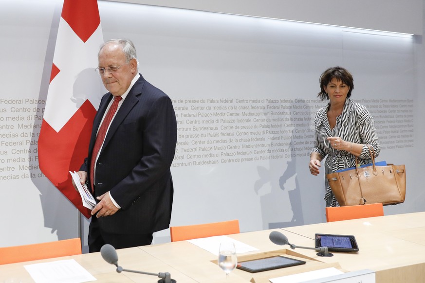 Bundesrat Johann Schneider-Ammann, vorne, und Bundesraetin Doris Leuthard kommen zu einer Medienkonferenz zu den eidgenoessischen Abstimmungen, am Sonntag, 23. September 2018 in Bern. (KEYSTONE/Peter  ...