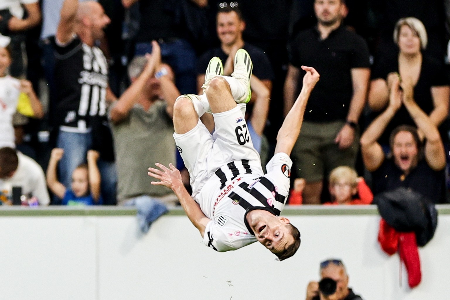 epa10874680 LASK?s Florian Flecker celebrates after scoring the 1-0 goal during the UEFA Europa League Group E soccer match between LASK Linz and Liverpool FC in Linz, Austria, 21 September 2023. EPA/ ...