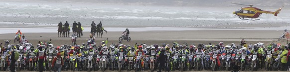 Bikers wait to start on the sand as they take part in the &quot;Enduropale&quot; motorcycle endurance race on the beach of Le Touquet, northern France, February 1, 2015. About 1,000 motorbikes and 500 ...