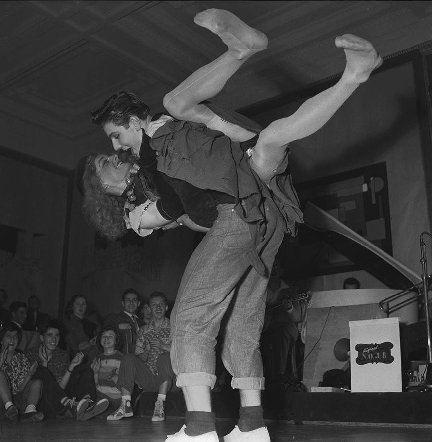 Der Swing hielt auch in der Schweiz Einzug. Ein tanzendes Paar in einem Kellerklub in Lausanne, 1950.