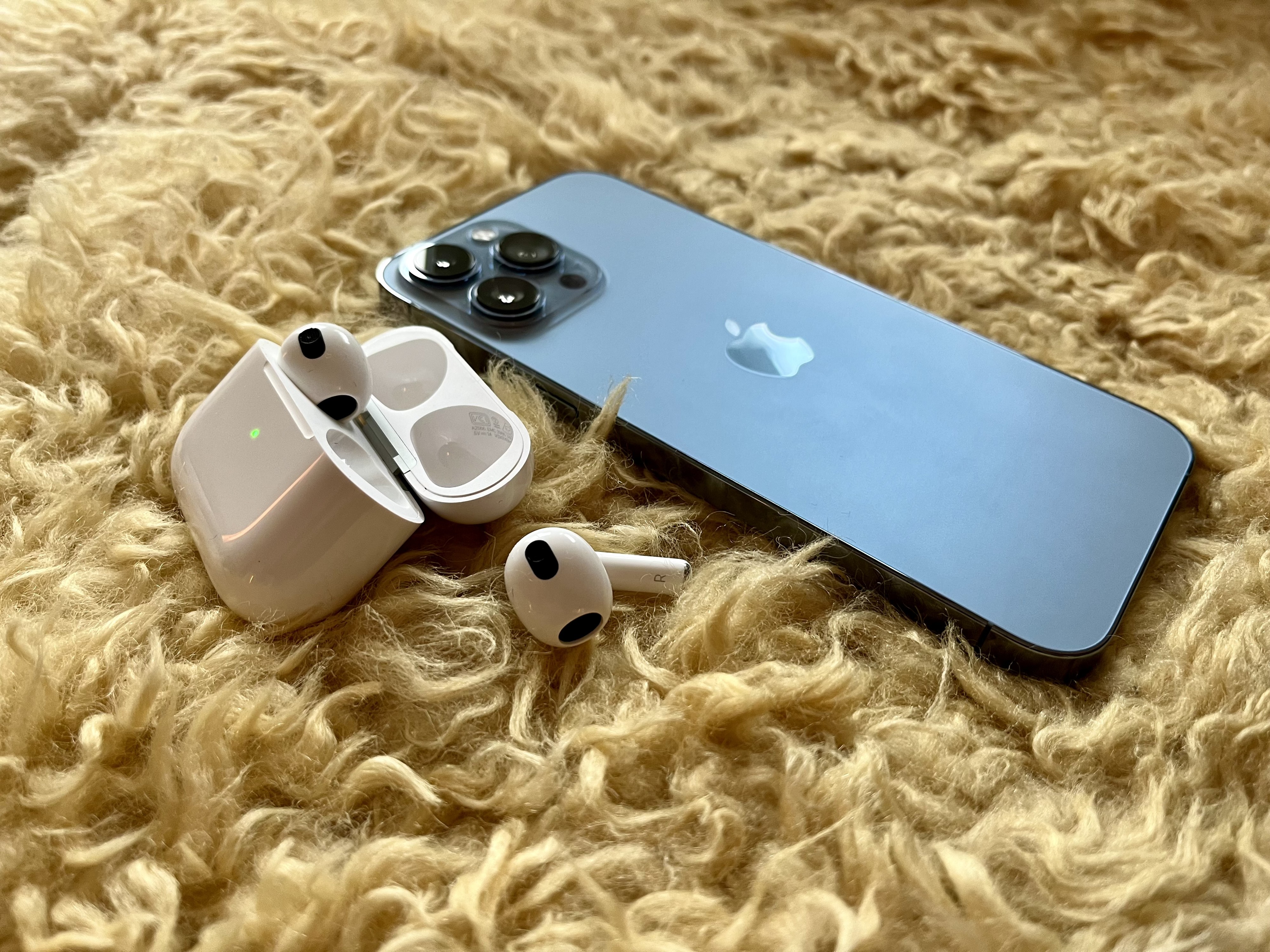AirPods 3 mit iPhone 13 Pro Max.
