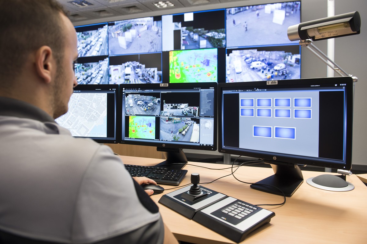 ZUR EIDGENOESSISCHEN ABSTIMMUNG UEBER DEN NACHRICHTENDIENST (NACHRICHTENDIENSTGESETZ) VOM SONNTAG, 25. SEPTEMBER 2016, STELLEN WIR IHNEN FOLGENDES BILDMATERIAL ZUR VERFUEGUNG - Un policier regarde les ...