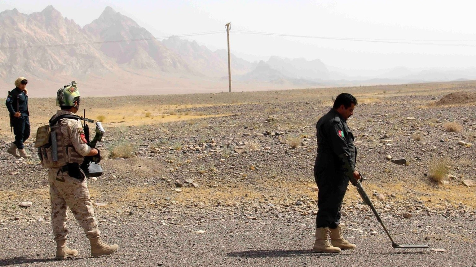 epa06091152 Sirajuddin Afghanmal, an Afghan Police official, detects and remove land mines planted by suspected militants in Maiwand district of Kandahar, Afghanistan, 16 July 2017. Sirajuddin Afghanm ...