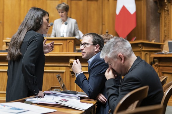 Tiana Angelina Moser, GLP-ZH, Fraktionschefin der Gruenliberalen, links, diskutiert mit ihrem neuen Fraktionsmitglied Daniel Frei, GLP-ZH, Mitte, der neben Denis de la Reussille, PdA-NE, sitzt, im Hin ...