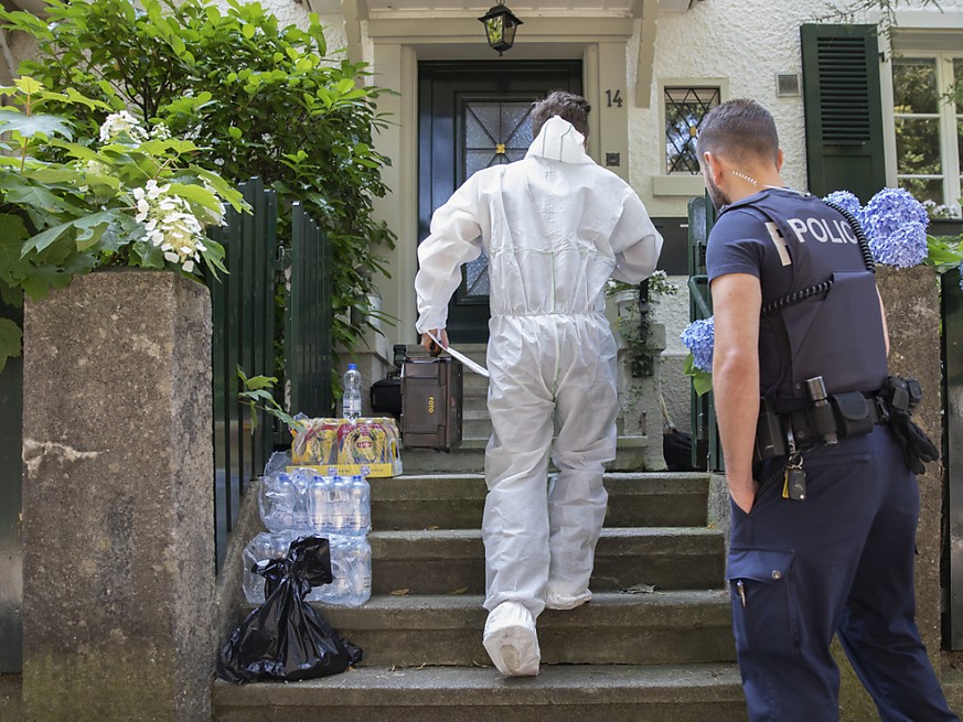 Forensinker vor dem Haus im Osten Berns, wo ein 36-jähriger Mann bei einem Polizei-Einsatz ums Leben kam.