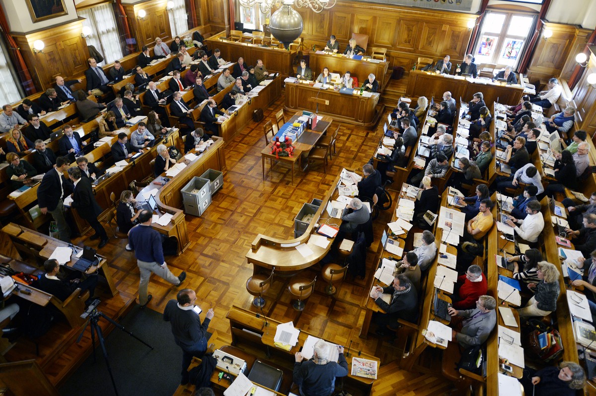 Blick in die Budgetdebatte im Zuercher Gemeinderat am Freitag, 12. Dezember 2014. (KEYSTONE/Walter Bieri)